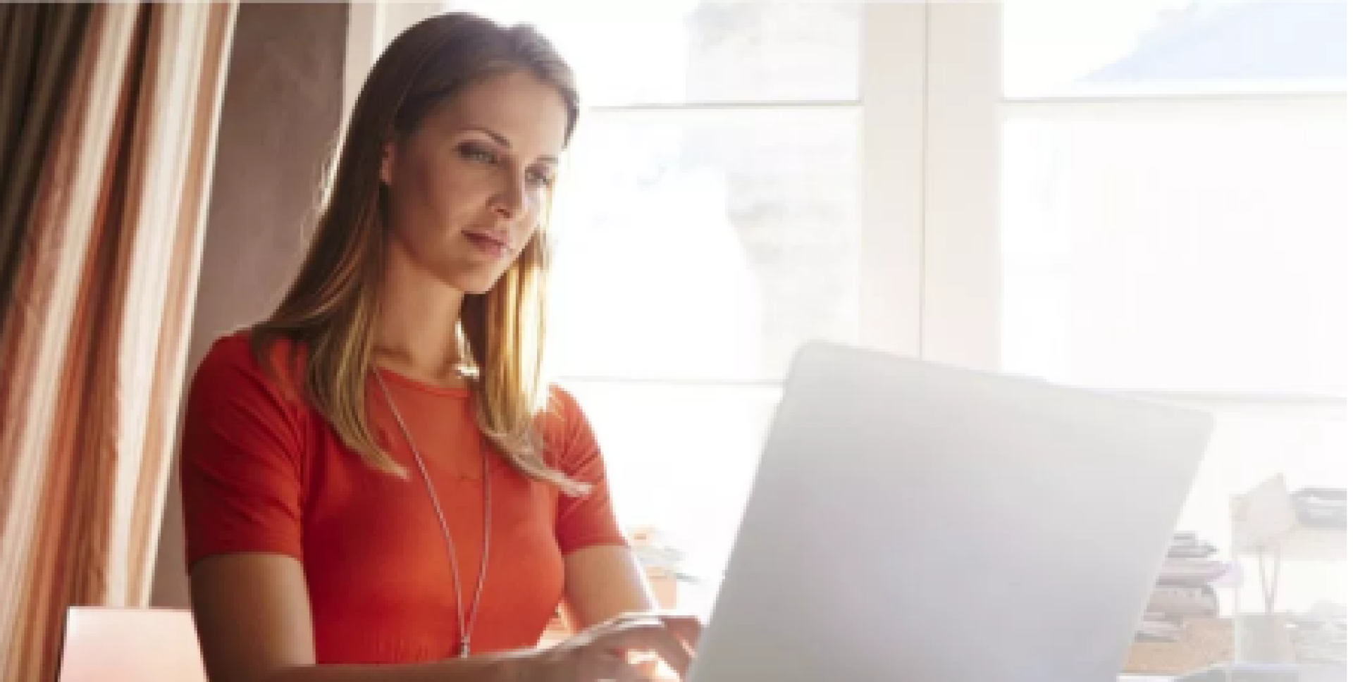 Femme utilisant son ordinateur portable