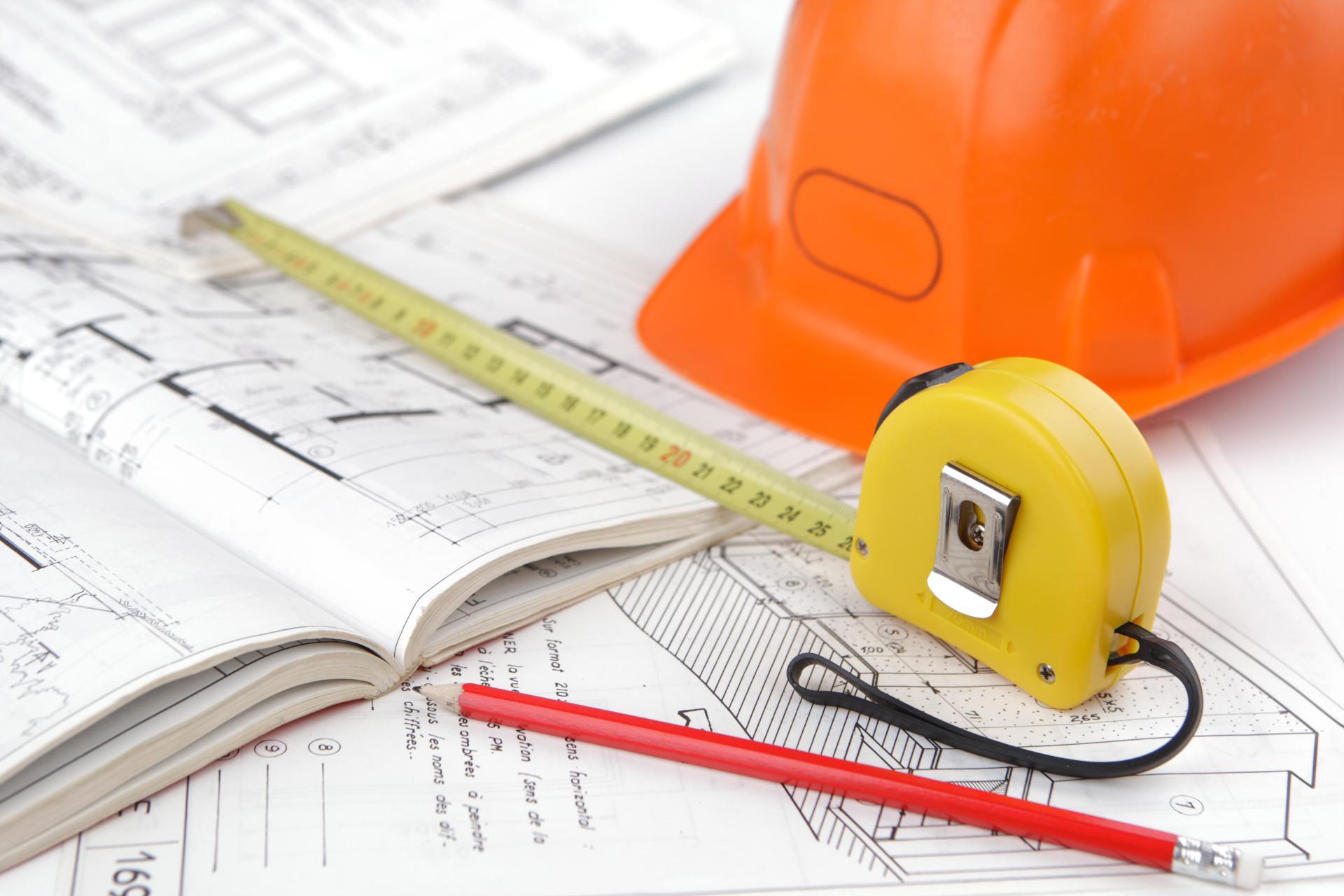 Equipement de chantier posés sur des plans de construction