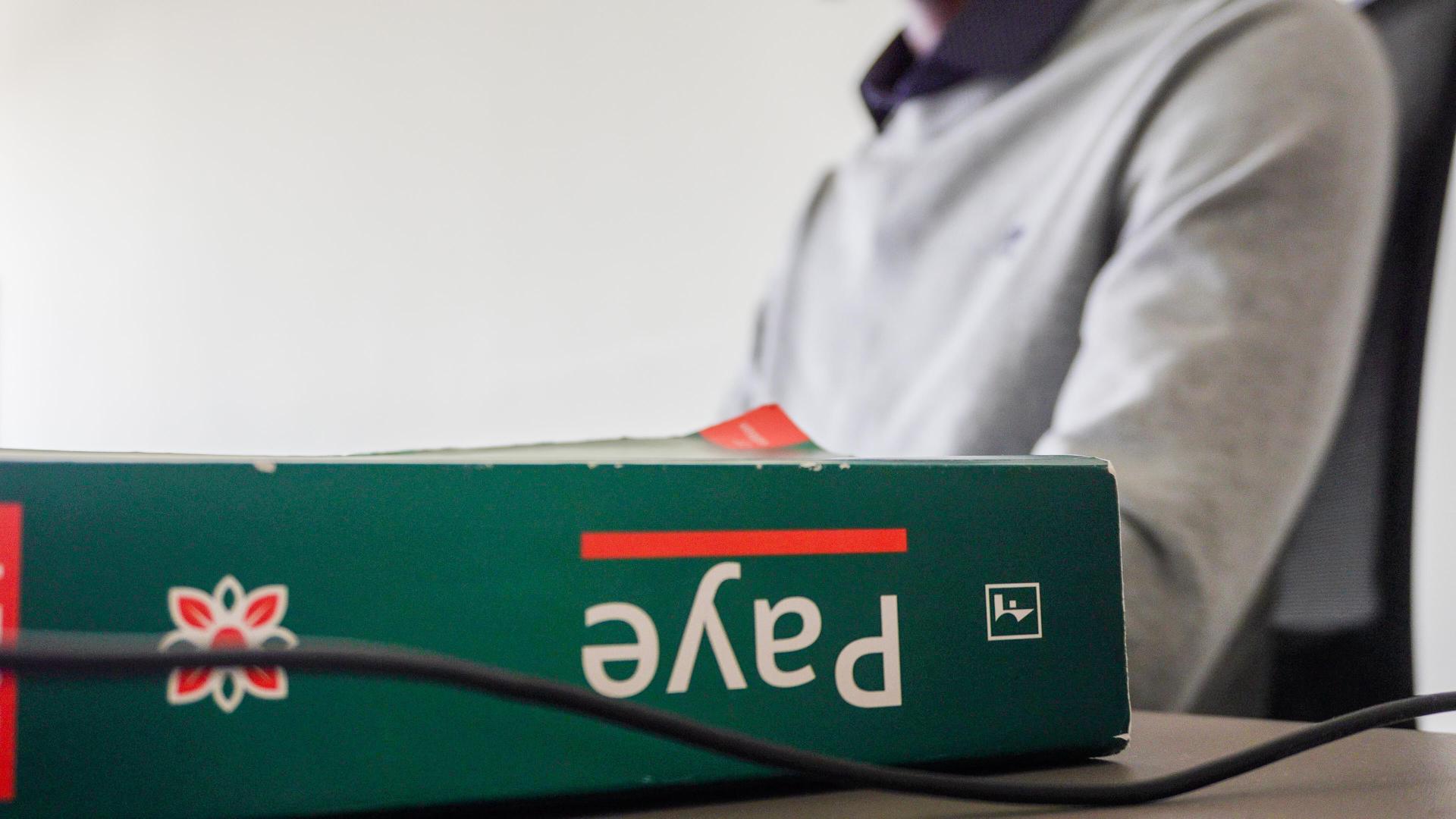 Livre de paie sur un bureau