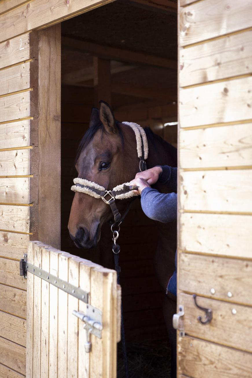 Femme dans magasin de vêtements de seconde main