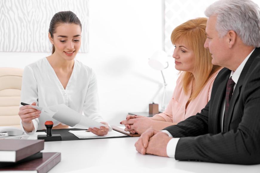 Rendez-vous avec un notaire et un couple