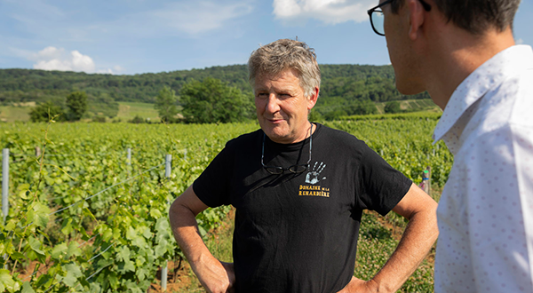 Homme souriant sur son lieu de travail